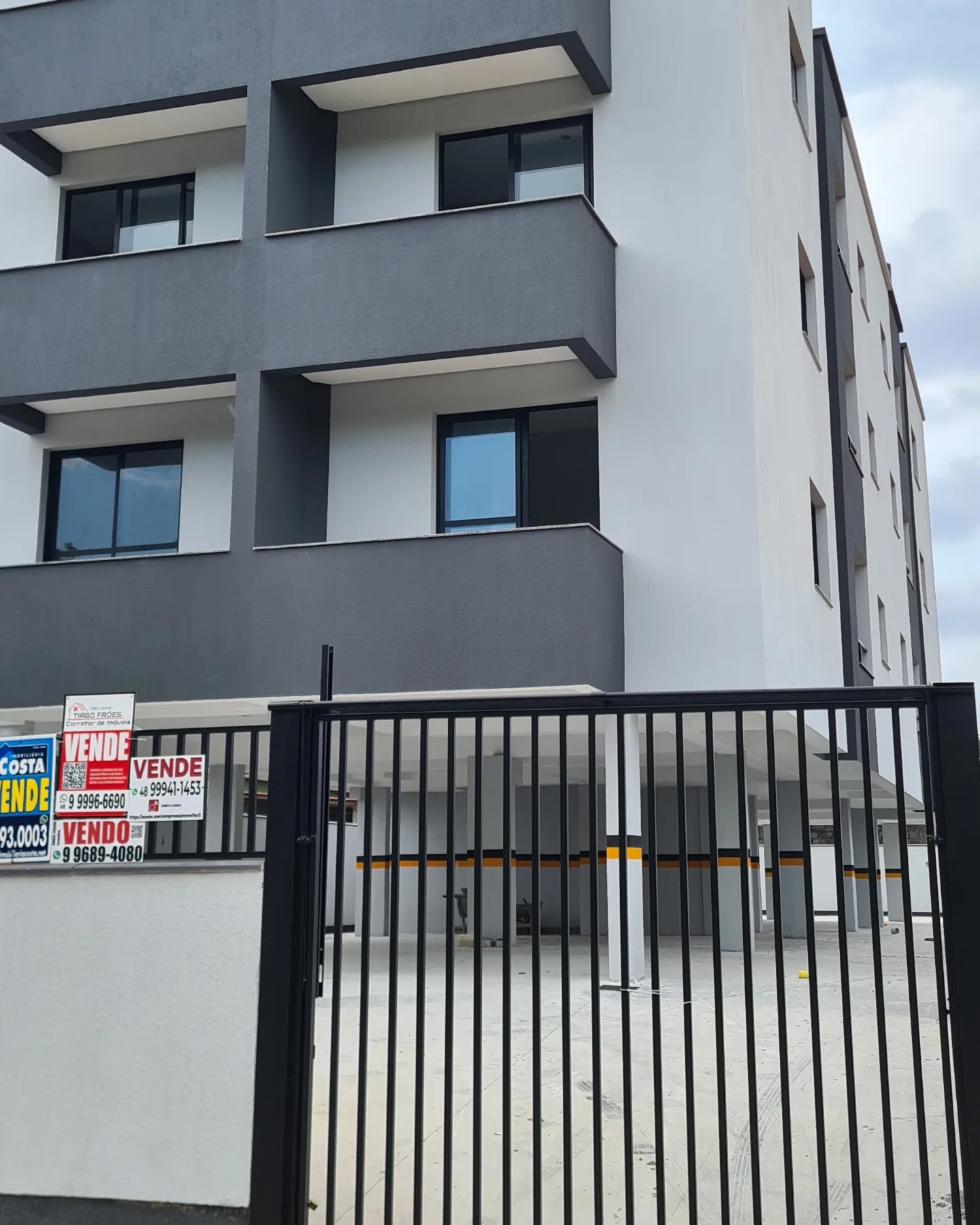 Edifício residencial com reforma de fachada e áreas comuns