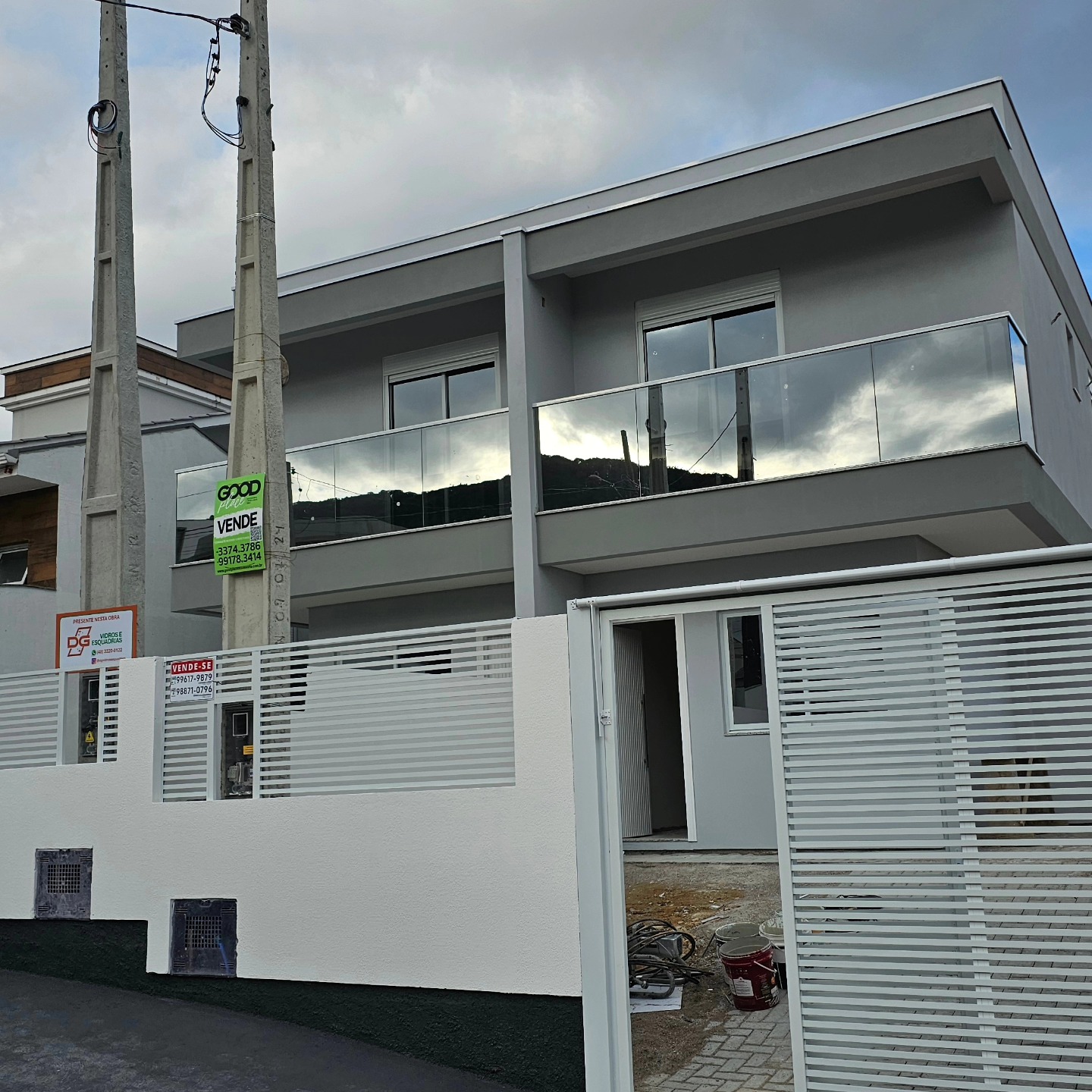 Fachada residencial reformada com acabamento premium