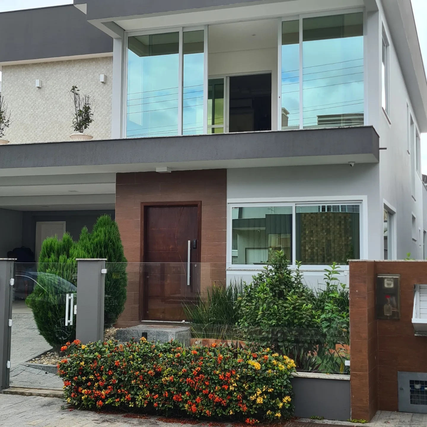 Ambiente interno residencial após reforma completa