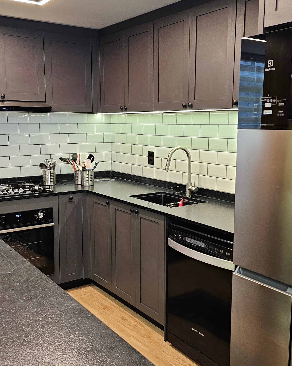 Cozinha residencial com armários e revestimentos de alto padrão